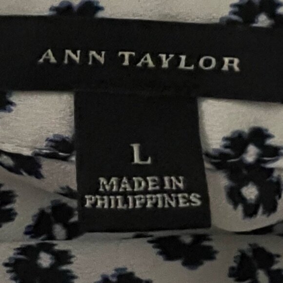 Ann Taylor navy blue and White Blouse - Picture 9 of 9